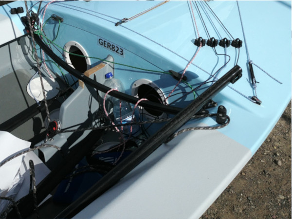Blick ins Cockpit einer OK-Jolle in GFK